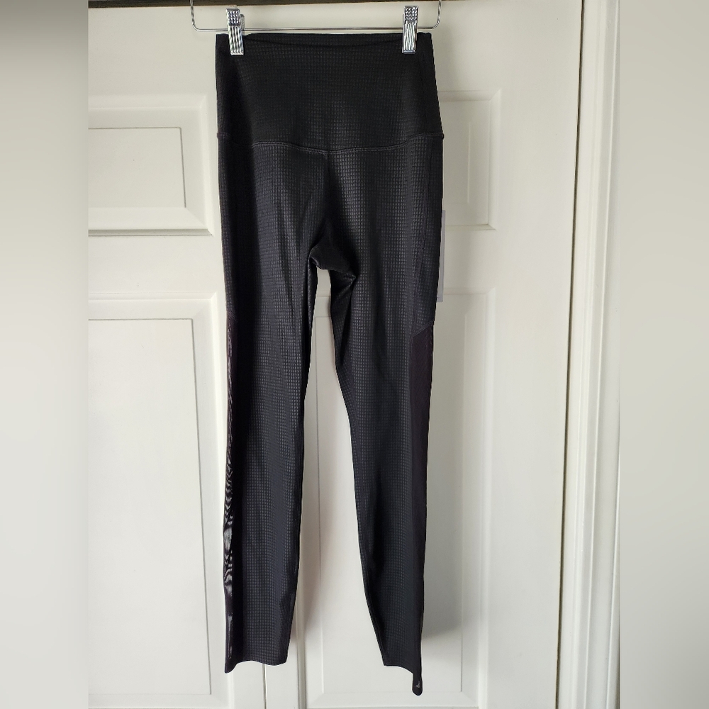 Tavi Pace 7/8 legging in black with Ebony Waffle pattern